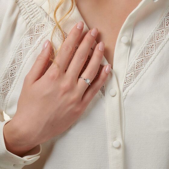 Bague de fiançailles diamant et or blanc minimaliste