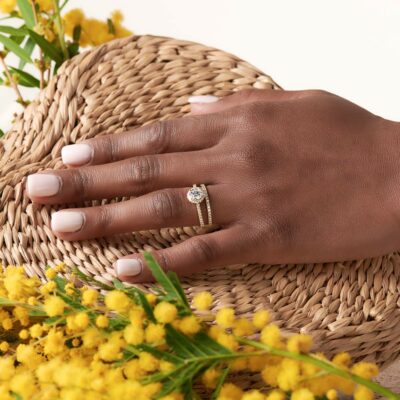 bague de fiançailles or jaune et diamant porté