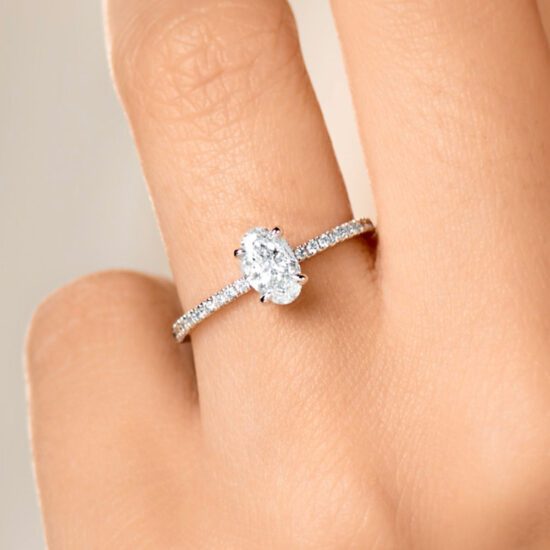 Bague de fiancaille femme solitaire sale