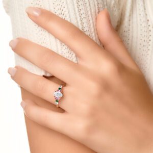 bague de fiançailles or rose diamant porté main femme